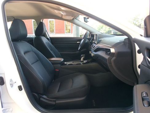 Used 2024 Nissan Altima 2.5 SV FWD image 15