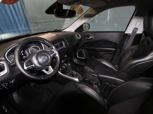 Used 2019 Jeep Compass Latitude FWD image 2