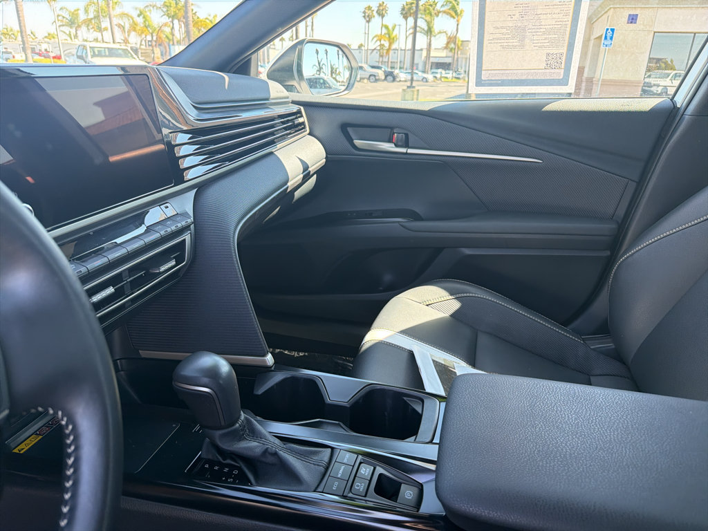 Used 2025 Toyota Camry SE FWD image 11