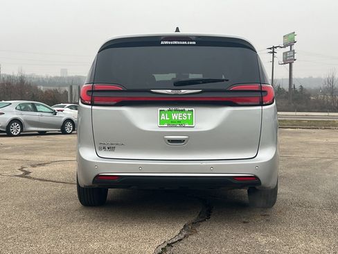 Used 2024 Chrysler Pacifica Touring-L image 6