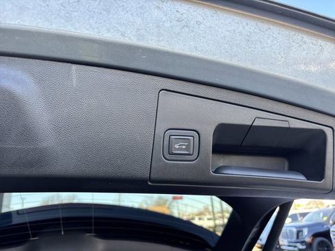 Used 2025 Cadillac XT4 Premium Luxury image 8