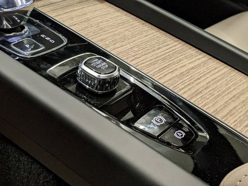 New 2026 Volvo XC60 B5 Plus w/ Climate Package image 20