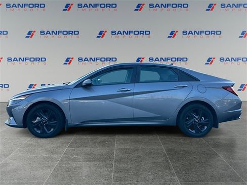 Used 2023 Hyundai Elantra Blue image 2