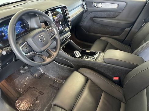 Certified 2025 Volvo XC40 B5 Plus image 9