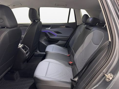 Used 2025 Volkswagen Tiguan SE image 16