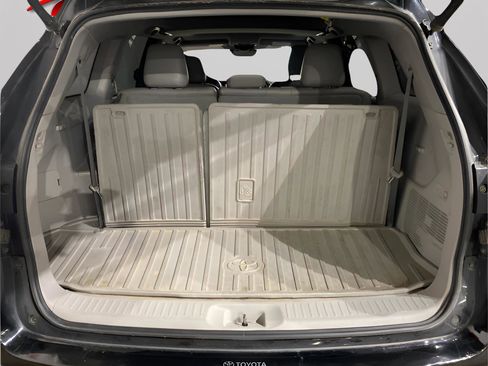 Used 2018 Toyota Highlander XLE image 11