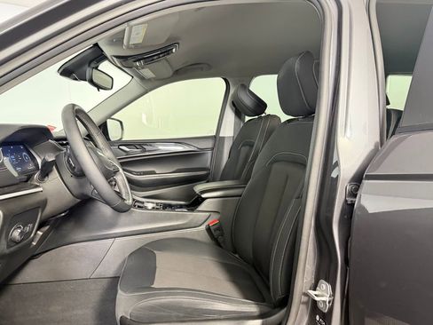 Used 2023 Jeep Grand Cherokee L Laredo RWD image 13