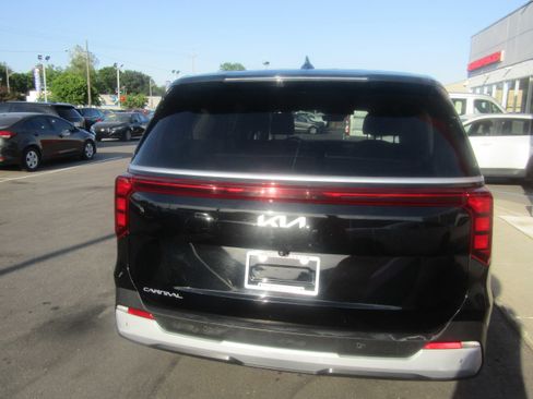Used 2025 Kia Carnival FWD image 6