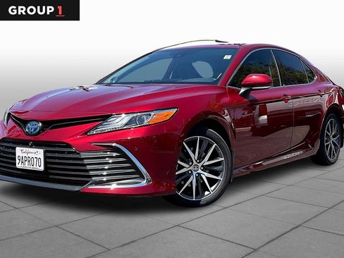 Used 2022 Toyota Camry XLE w/ Navigation Upgrade Package FWD image 1