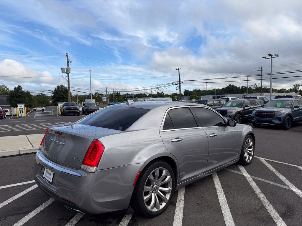 Used 2017 Chrysler 300 C RWD image 7