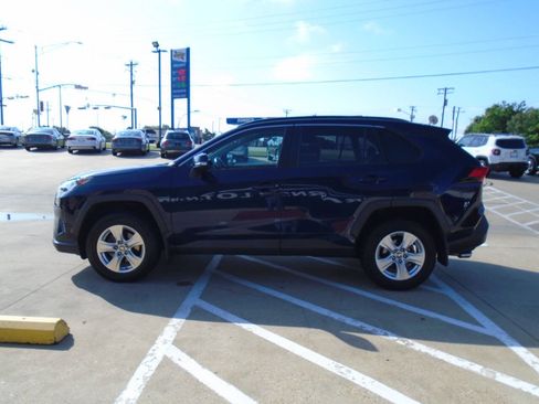 Used 2021 Toyota RAV4 XLE FWD image 4