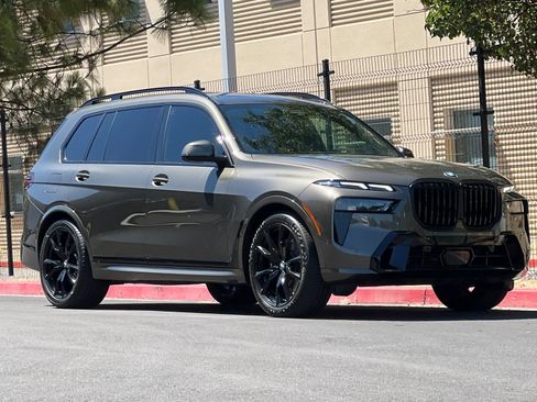 Used 2023 BMW X7 xDrive40i w/ M Sport Package AWD/4WD image 8
