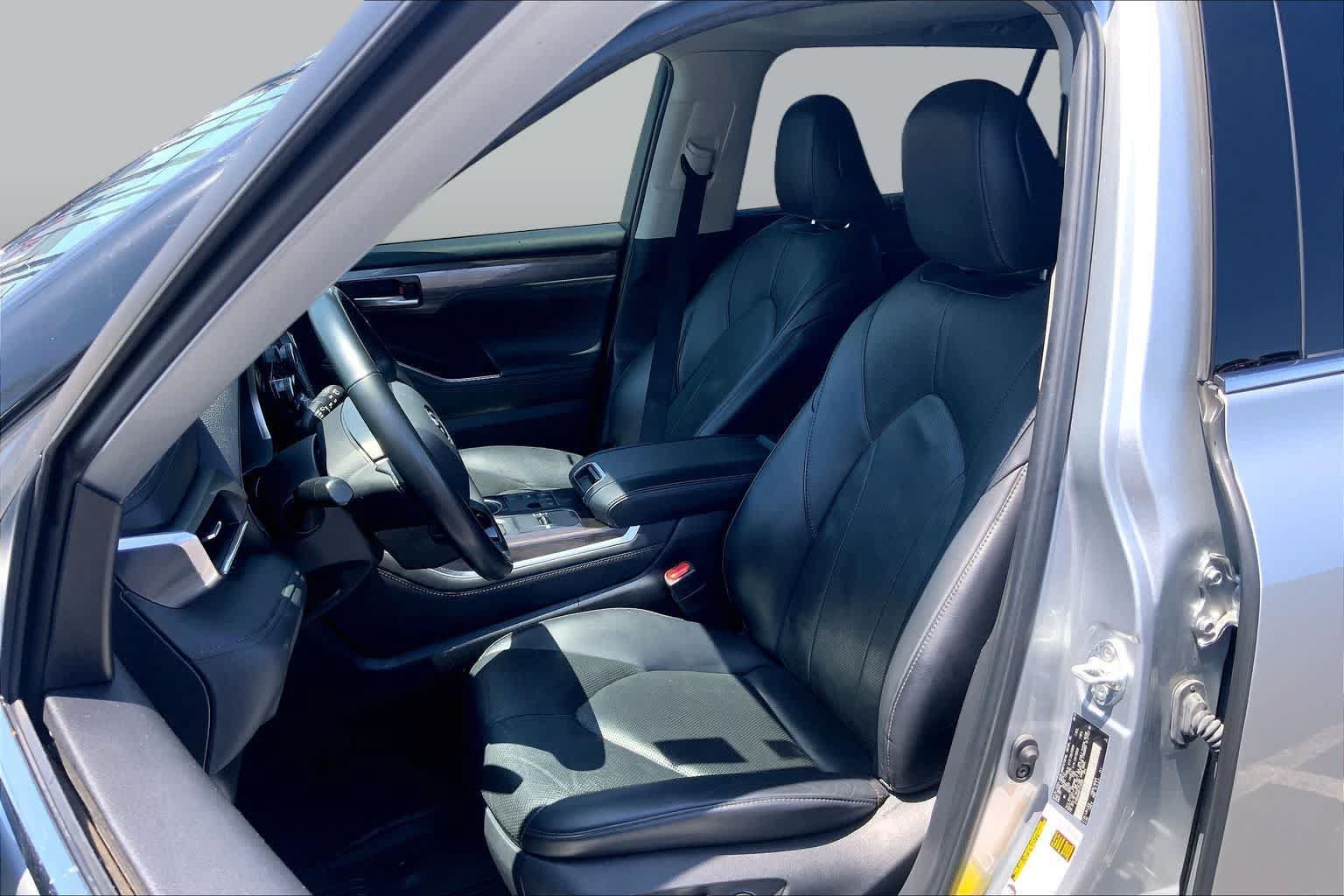 Used 2023 Toyota Highlander Limited FWD image 7
