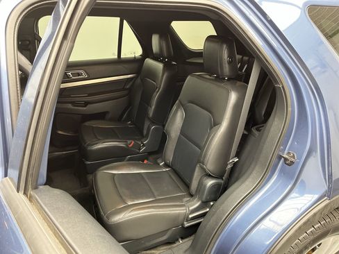 Used 2018 Ford Explorer XLT w/ Equipment Group 202A AWD/4WD image 11