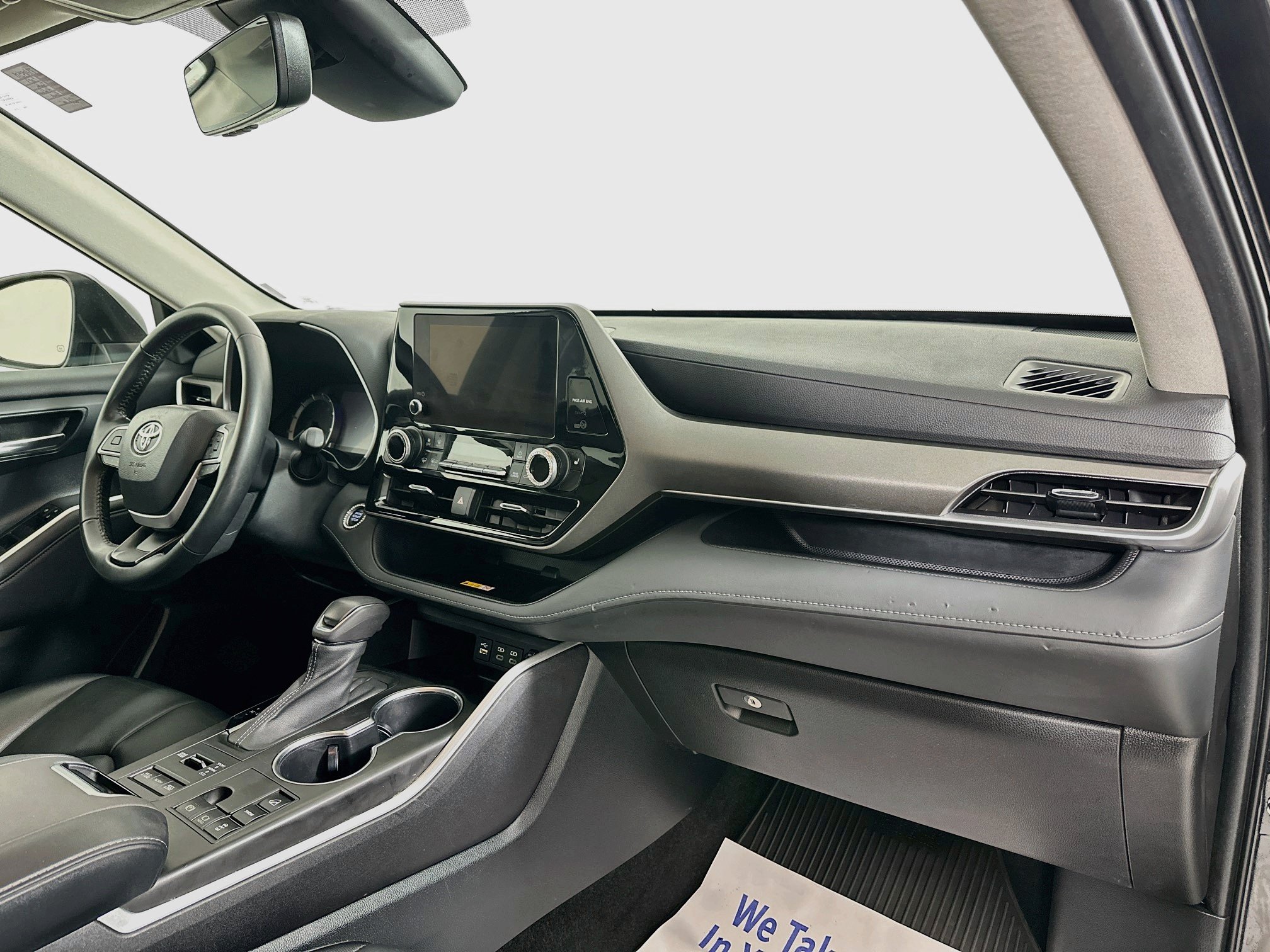Used 2023 Toyota Highlander XLE AWD/4WD image 29