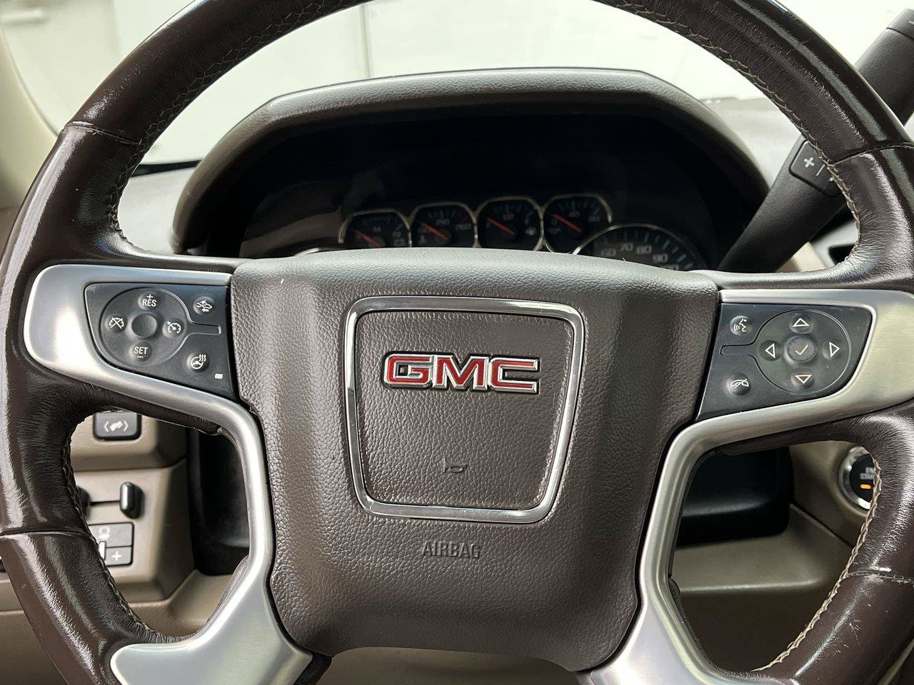 Used 2019 GMC Yukon SLT w/ HD Trailering Package AWD/4WD image 16