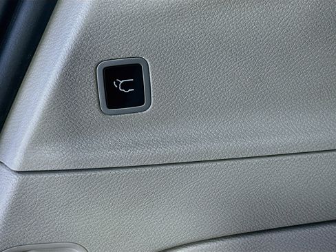 Used 2019 Chrysler Pacifica Touring-L FWD image 32