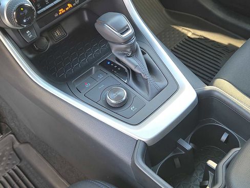 Used 2025 Toyota RAV4 SE image 28