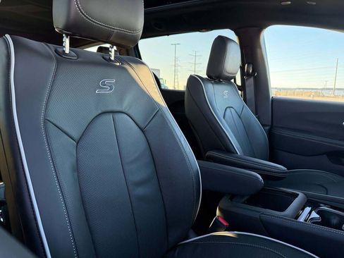 New 2026 Chrysler Pacifica Limited image 24