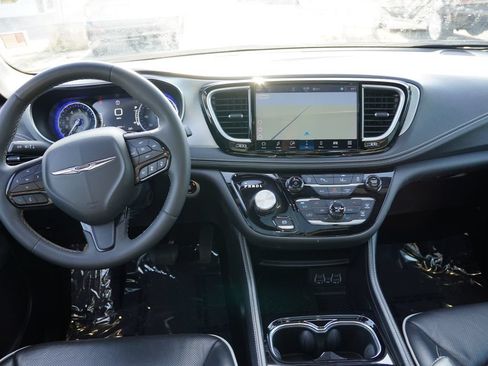 Certified 2025 Chrysler Pacifica Limited FWD image 20