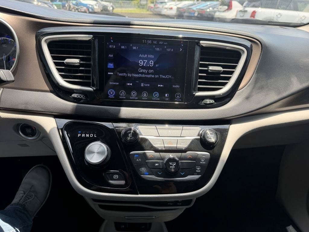 Used 2017 Chrysler Pacifica Touring FWD image 17