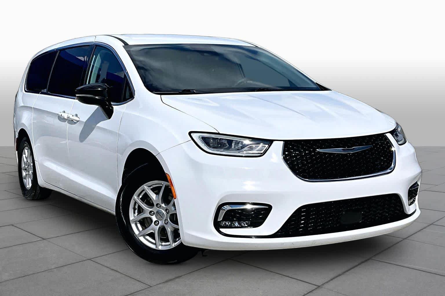 Used 2024 Chrysler Pacifica Touring-L FWD image 3