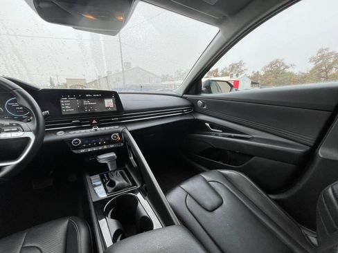 Used 2025 Hyundai Elantra Limited image 34