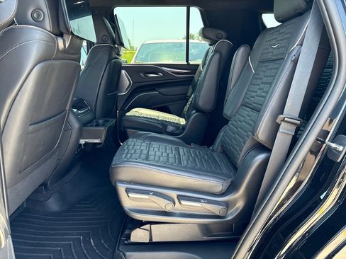 Used 2022 Cadillac Escalade Sport Platinum w/ LPO, ONYX Package AWD/4WD image 18