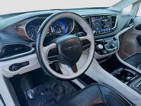 Used 2021 Chrysler Pacifica Limited image 9
