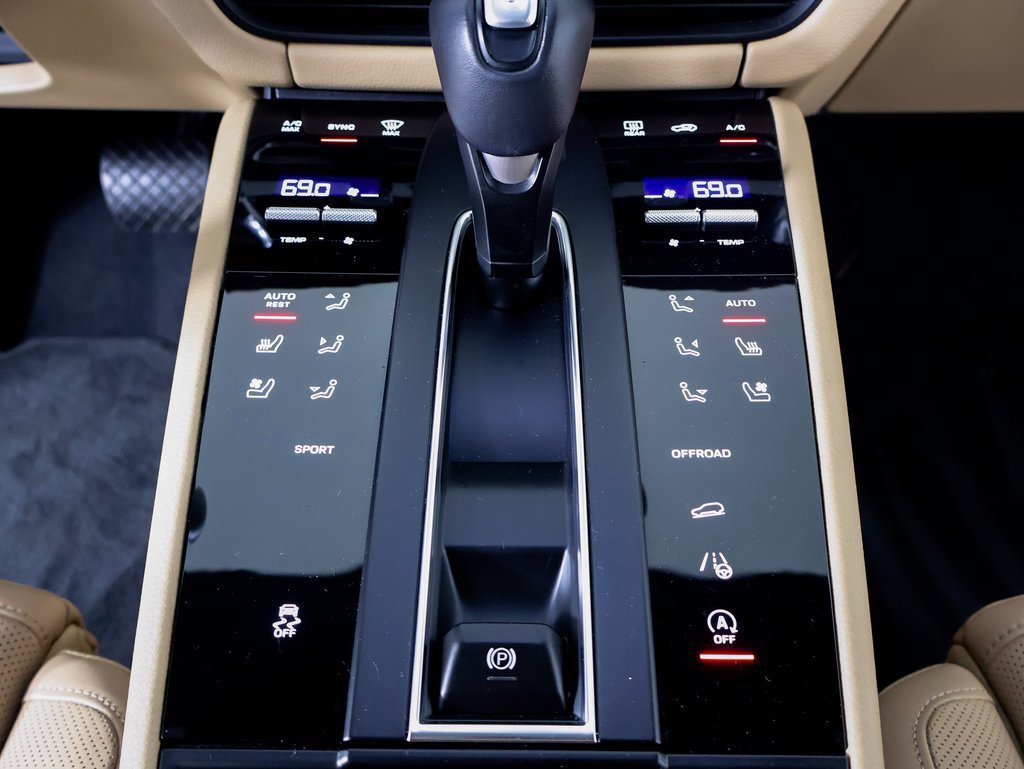 Used 2025 Porsche Macan AWD/4WD image 18
