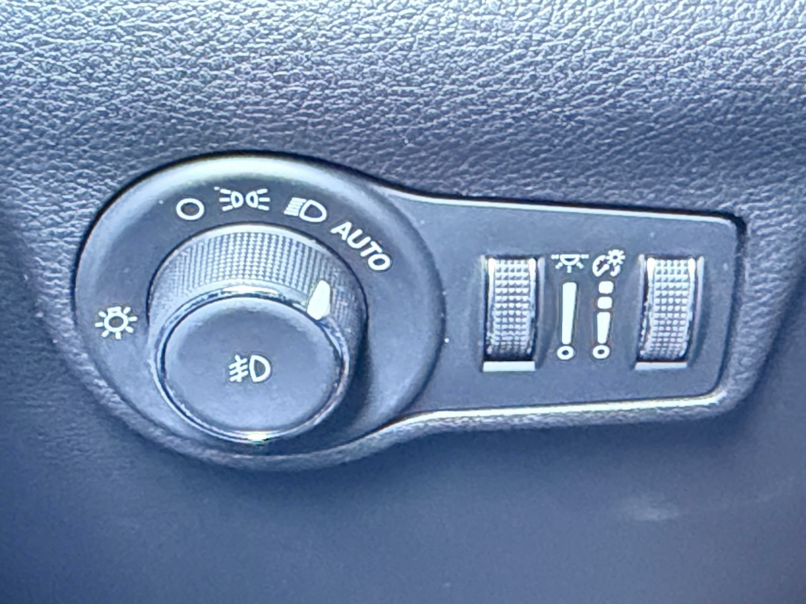 Used 2025 Jeep Compass Trailhawk AWD/4WD image 33