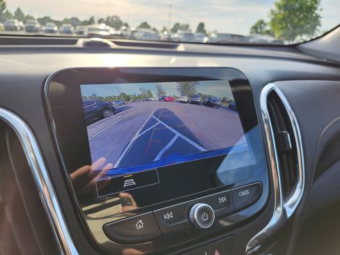 Used 2023 Chevrolet Equinox Premier FWD image 2