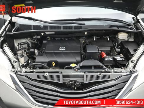 Used 2014 Toyota Sienna LE AWD/4WD image 30