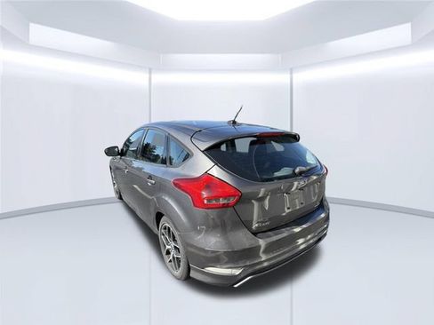 Used 2015 Ford Focus SE w/ SE Sport Package FWD image 6