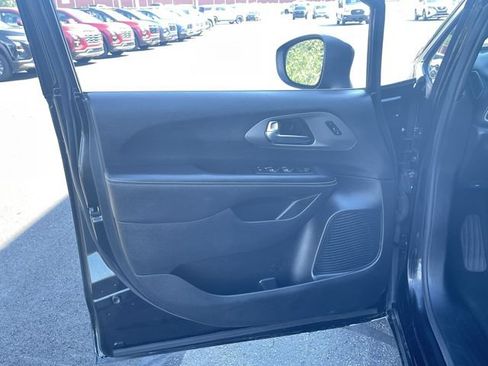 Used 2025 Chrysler Pacifica Select FWD image 21