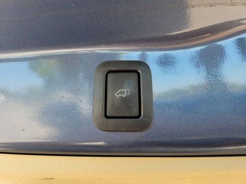 Used 2019 Toyota Highlander Limited FWD image 12