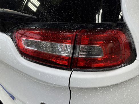 Used 2018 Jeep Cherokee Overland w/ Technology Group image 11