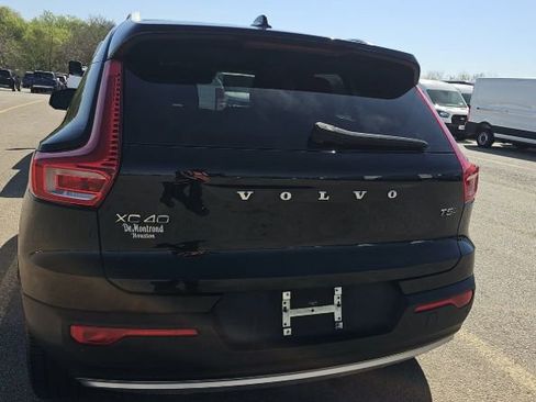 Used 2022 Volvo XC40 T5 Momentum image 5