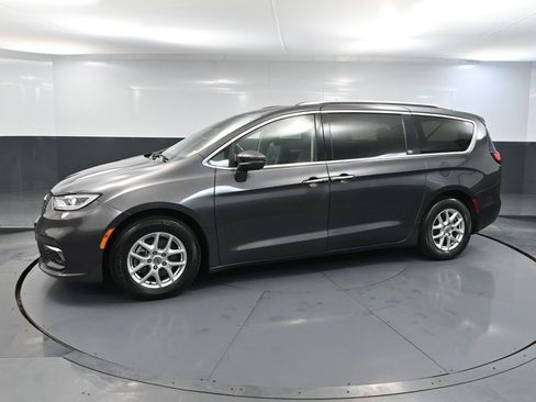 Used 2021 Chrysler Pacifica Touring-L image 11