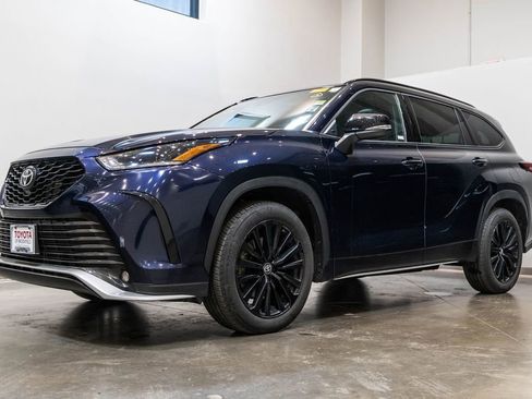 Used 2025 Toyota Highlander XSE AWD/4WD image 3