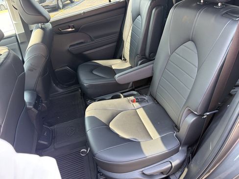 Used 2023 Toyota Highlander XLE AWD/4WD image 9