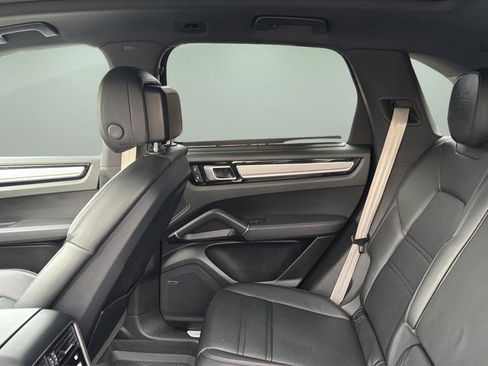 Used 2023 Porsche Cayenne Platinum Edition image 17