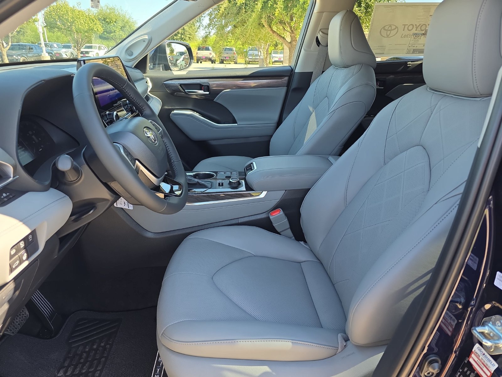 New 2026 Toyota Highlander Platinum AWD/4WD image 11