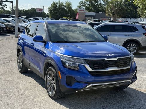 Used 2023 Kia Seltos LX AWD/4WD image 2