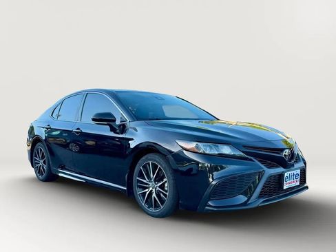 Used 2022 Toyota Camry SE FWD image 1