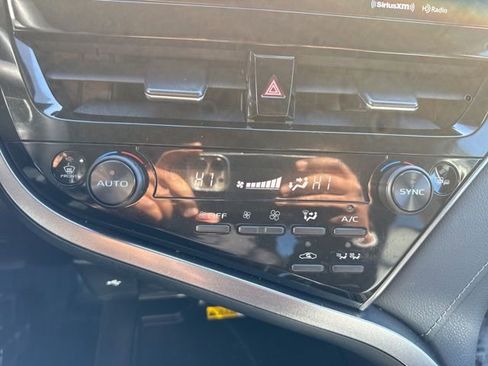 Used 2022 Toyota Camry XLE image 16