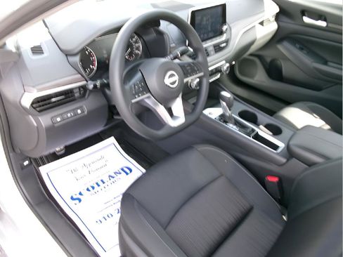 Used 2025 Nissan Altima 2.5 SV image 12