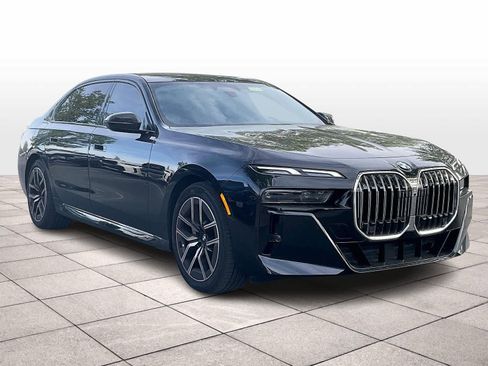 Used 2023 BMW 740i image 2