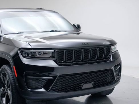 Used 2023 Jeep Grand Cherokee Altitude AWD/4WD image 10