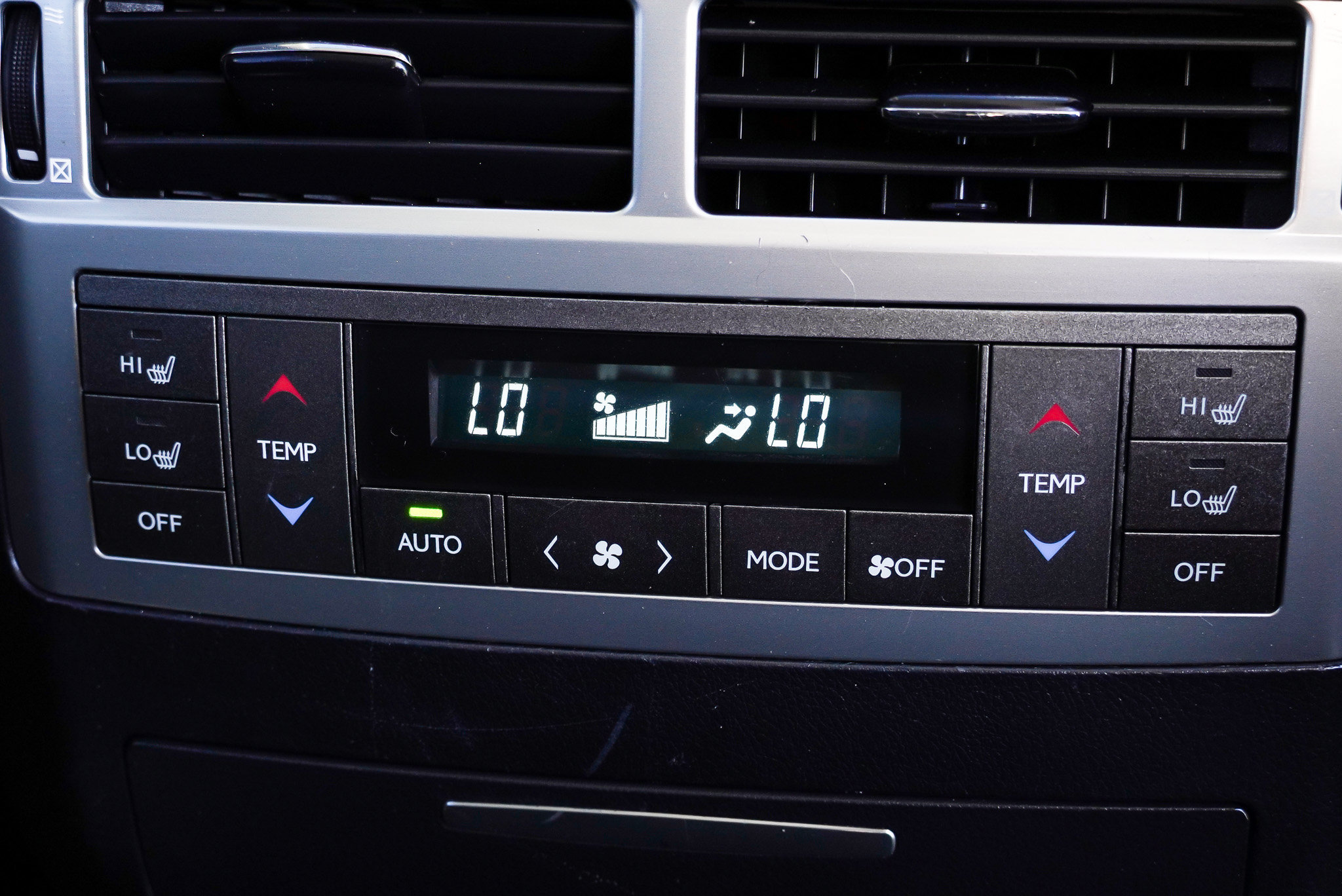 Used 2015 Lexus LX 570 4WD w/ Luxury Package image 39